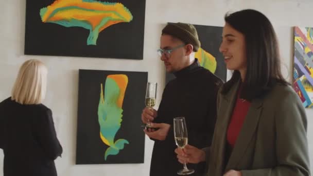 Mladý Umělec Jeho Kolegyně Držící Sklenice Šampaňského Procházející Galerii Umění — Stock video