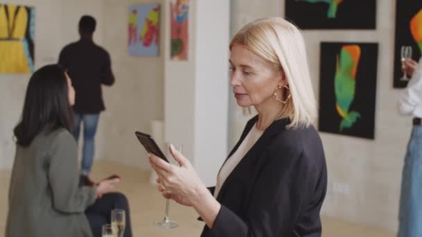 Mooie Dame Van Middelbare Leeftijd Die Champagne Drinkt Typt Smartphone — Stockvideo