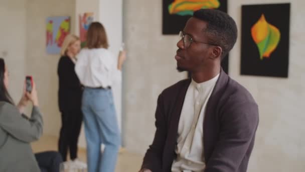 Incline Tiro Jovem Afro Americano Mensagens Smartphone Olhando Para Lado — Vídeo de Stock