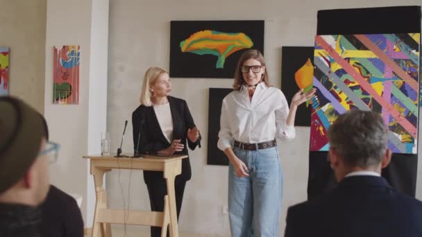 Ung Kvinnlig Konstnär Står Framför Publiken Och Presenterar Sina Konstverk — Stockvideo