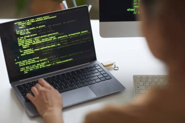 İşyerinde dizüstü bilgisayar kullanan kadın