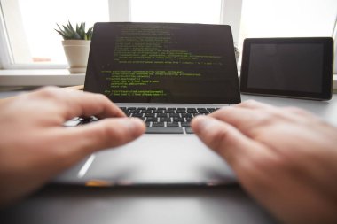 Bilgisayara programlama kodu yazılıyor