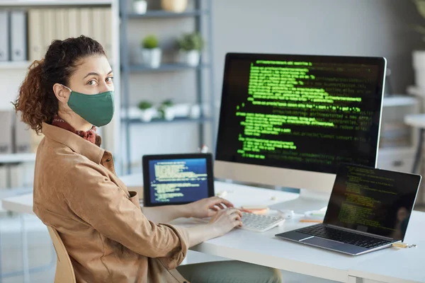 Programmeur codage dans un bureau — Photo