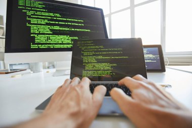 İşte dizüstü bilgisayar kullanan programcı