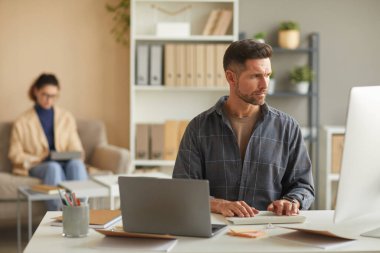 Bilgisayarda çalışan iş adamı