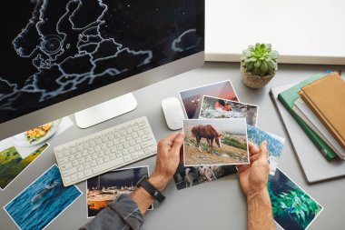 Ofiste çalışan tasarımcı