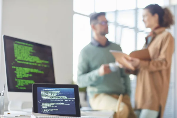 Programador informático trabajando en su escritorio —  Fotos de Stock