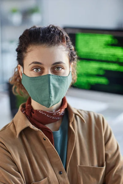 Femme masquée travaillant au bureau — Photo