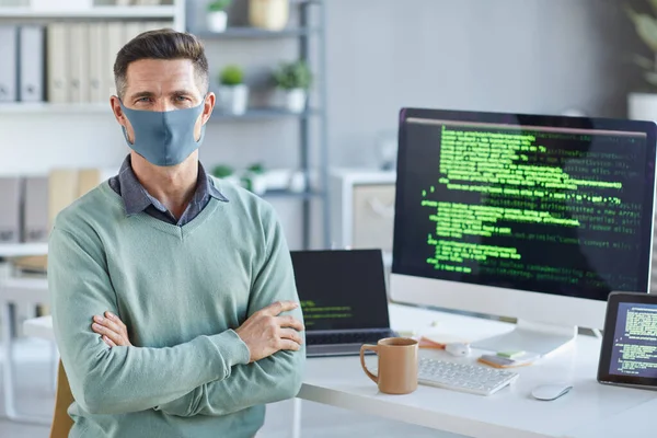 Επιχειρηματίας με μάσκα στο γραφείο πληροφορικής — Φωτογραφία Αρχείου