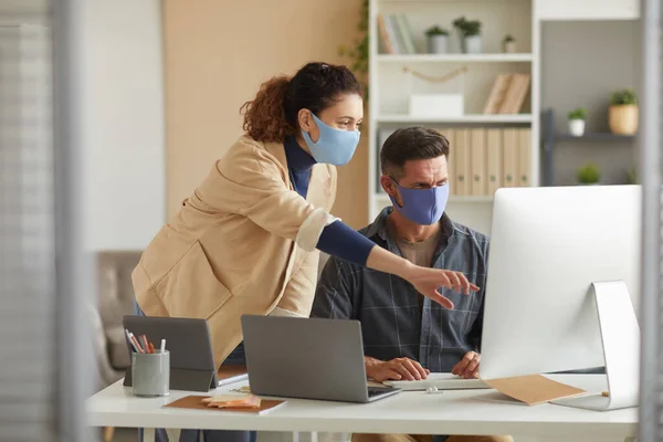 Collèges en masques travaillant en équipe — Photo