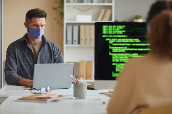 Travailler au bureau pendant l'épidémie — Photo