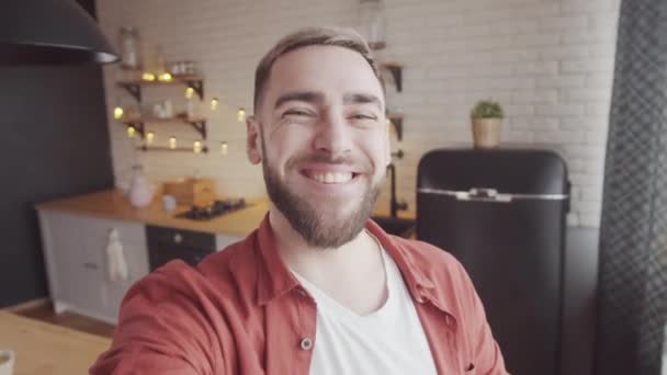 Toma Mano Hombre Caucásico Alegre Con Barba Llena Sosteniendo Dispositivo — Vídeos de Stock