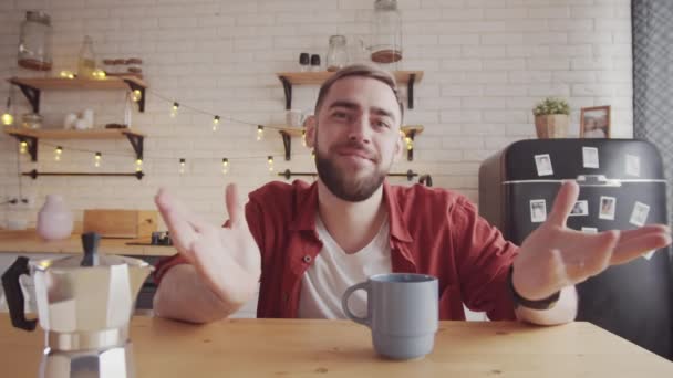 Brustbild Eines Fröhlichen Bärtigen Kaukasischen Mannes Der Mit Kaffeebecher Küchentisch — Stockvideo