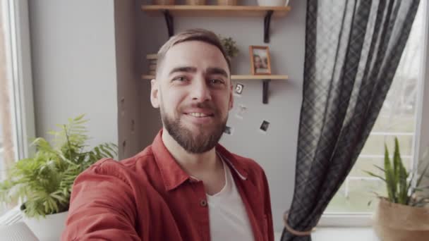 Görünmez Akıllı Telefonlu Mutlu Beyaz Adamın Göğsünden Çekilmiş Fotoğrafı Pencere — Stok video