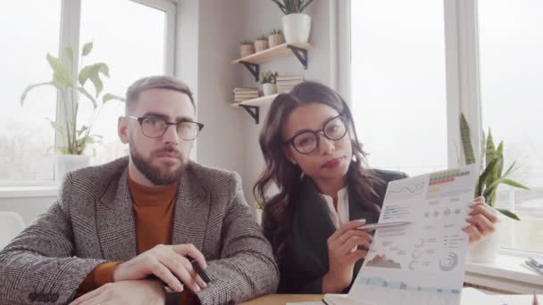 Medium Pov Toma Colegas Masculinos Femeninos Gafas Ropa Trabajo Sentados — Vídeos de Stock