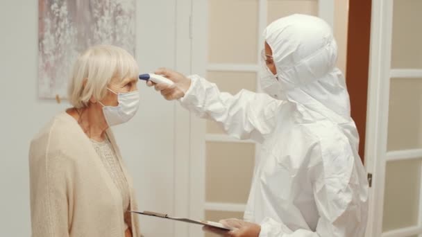 Travailleuse Santé Combinaison Protection Scanner Front Femme Âgée Avec Thermomètre — Video