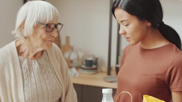 Close Uitzicht Jong Aziatisch Vrouw Vrijwilliger Praten Met Senior Blank — Stockvideo