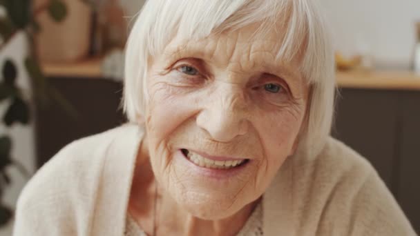 Close Portret Van Positieve Senior Vrouw Zoek Naar Camera Glimlachen — Stockvideo