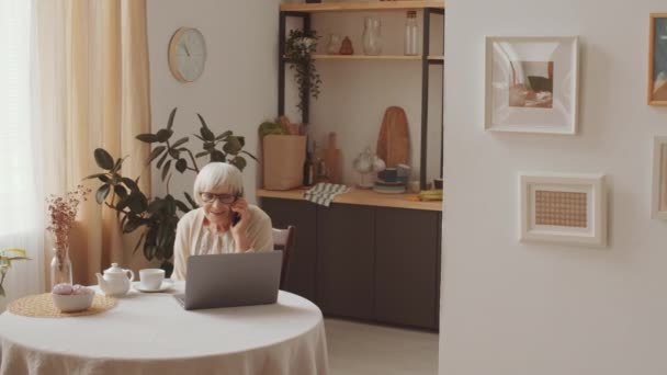 Ältere Grauhaarige Frau Brille Sitzt Küchentisch Mit Laptop Und Teetasse — Stockvideo
