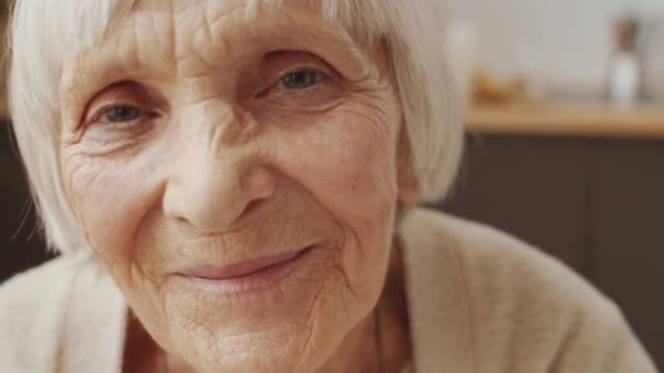 Close Portrait Cheerful Elderly Woman Looking Camera Telling Something Smiling — Video Stock