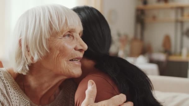 Close Shot Van Positieve Senior Vrouw Praten Knuffelen Volwassen Kleindochter — Stockvideo