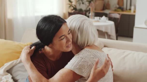 Young Cheerful Asian Female Volunteer Talking Giving Hugs Senior Woman — Vídeo de Stock