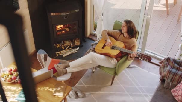 Aufnahme Einer Jungen Frau Die Gitarre Spielt Und Lächelt Während — Stockvideo