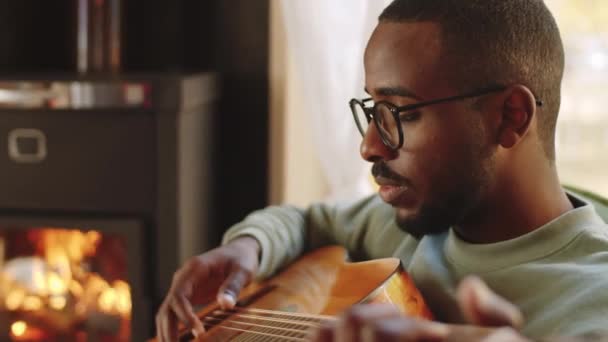 Nahaufnahme Portraitaufnahme Eines Jungen Fröhlichen Afroamerikaners Der Gitarre Spielt Dann — Stockvideo