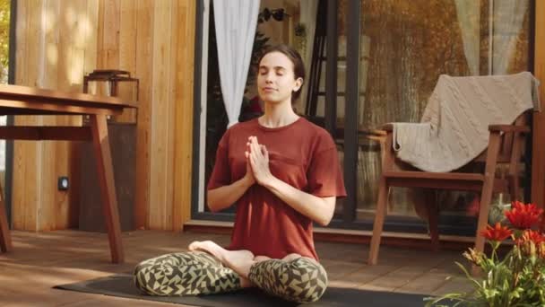 Arco Tiro Jovem Mulher Serena Meditando Pose Lótus Terraço Casa — Vídeo de Stock
