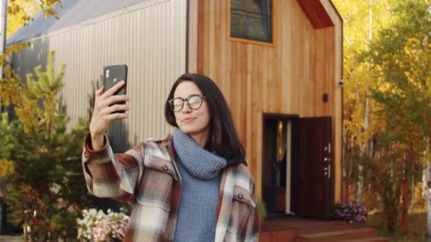Jeune Femme Gaie Prenant Selfie Puis Vérifiant Photo Sur Smartphone — Video