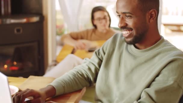 Närbild Skott Glada Unga Afro Amerikanska Mannen Meddelanden Laptop Hemma — Stockvideo