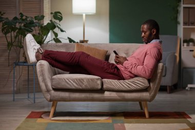 Kanepede dinlenen adam.