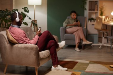 Cep telefonu kullanan insanlar