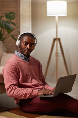 Dizüstü bilgisayarda çalışan adam