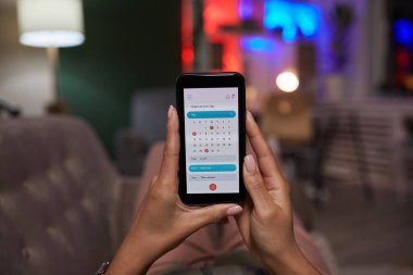 Çevrimiçi takvim kullanan kadın