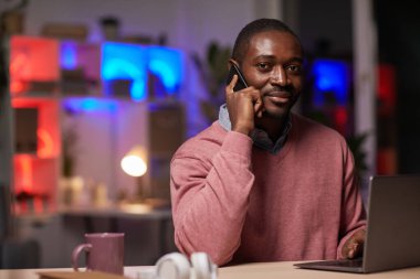 Adam telefonda konuşuyor.