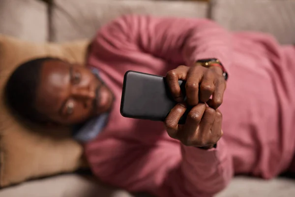 Mężczyzna piszący przez telefon — Zdjęcie stockowe