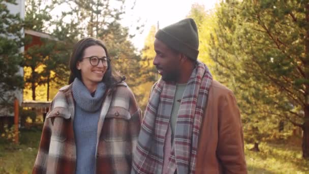 秋天的一天 一对浪漫的多民族夫妇牵着手 一边在户外散步 一边微笑 一边聊天 — 图库视频影像