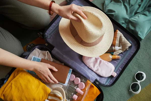 Packing clothes in suitcase — Stock Photo, Image