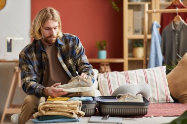 Valiz hazırlayan adam