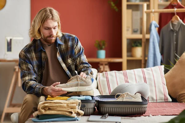 Valiz hazırlayan adam