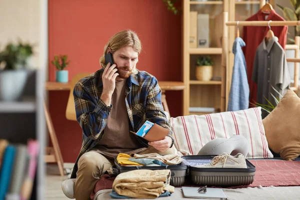 Mannen bekräftar sitt flyg — Stockfoto