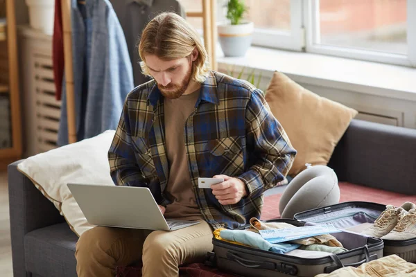 Betala online på bärbar dator — Stockfoto