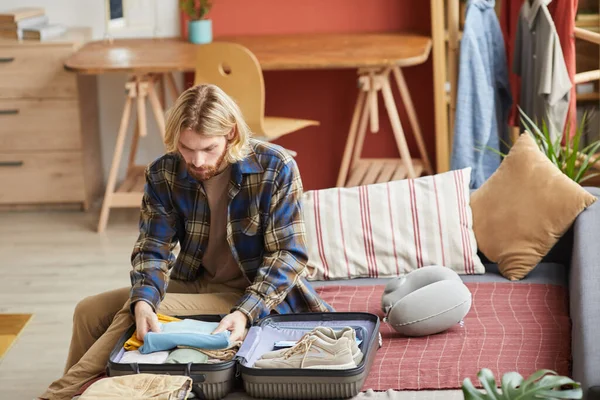 Tatil için kıyafet paketliyorum.