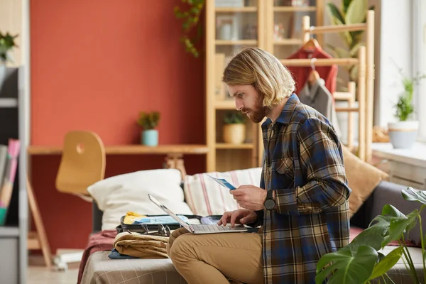 Beställa biljetter online på bärbar dator — Stockfoto