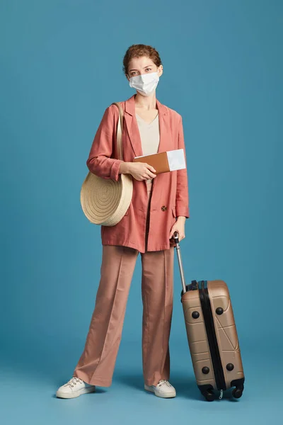 Mujer viajando durante pandemia — Foto de Stock