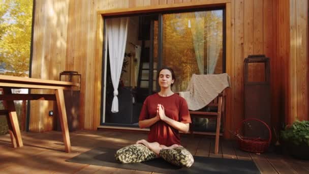 Înclinat Jos Împușcat Femeie Tânără Relaxată Care Meditează Lotus Pozează — Videoclip de stoc