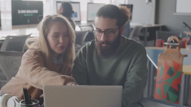 Young Caucasian Woman Mixed Race Man Sitting Together Desk Office — Stock Video