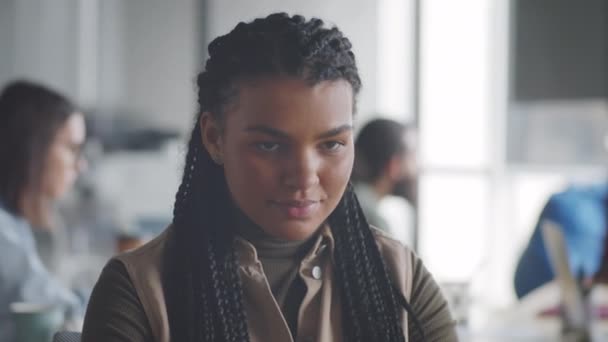 Retrato Pecho Una Joven Mujer Afro Americana Alegre Con Cabello — Vídeos de Stock