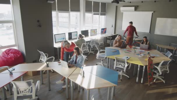 Vysoký Úhel Záběru Mladých Podnikatelů Pracujících Moderní Open Space Office — Stock video